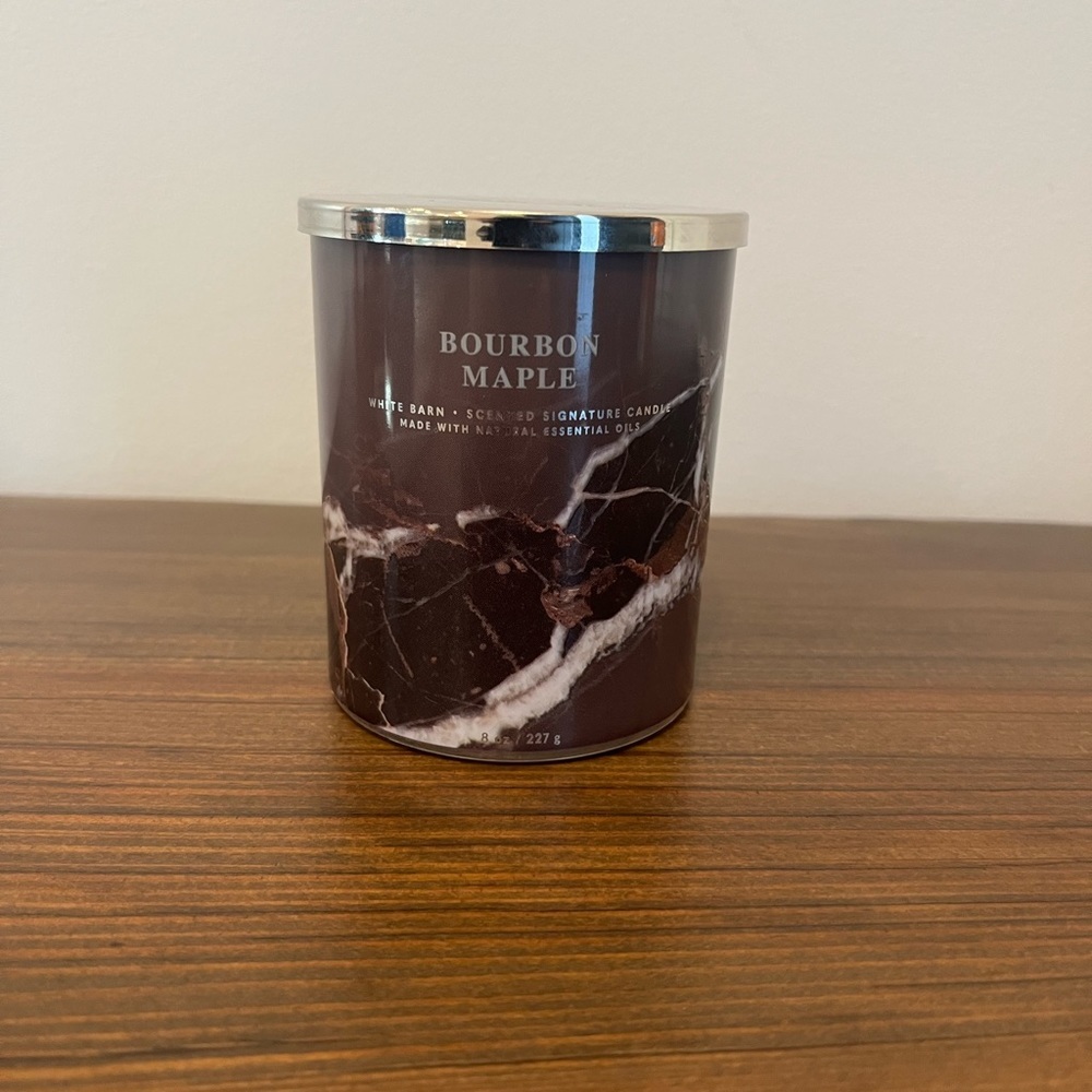 BATH & BODY WORKS 8 oz. SIGNATURE SINGLE WICK CANDLES in "BOURBON MAPLE" SCENT